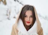 Простые и эффективные советы, как в суровых зимних условиях сохранить здоровье волос и кожи головы.